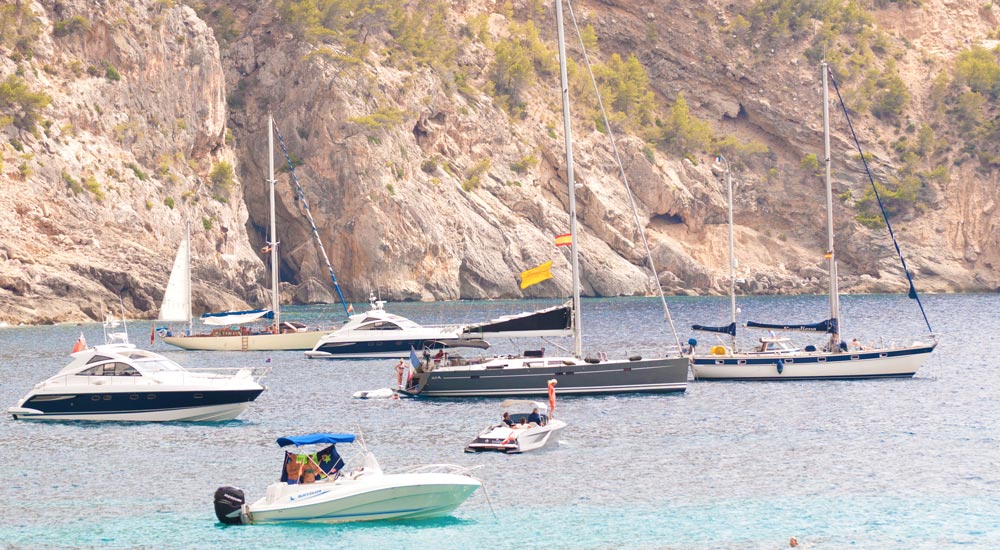 Cala Llamp yachts boats anchorage fairline beneteau bavaria hanse hallberg rassy halberg gran folies follies Casafari real estate search Mallorca neighbourhood guide 