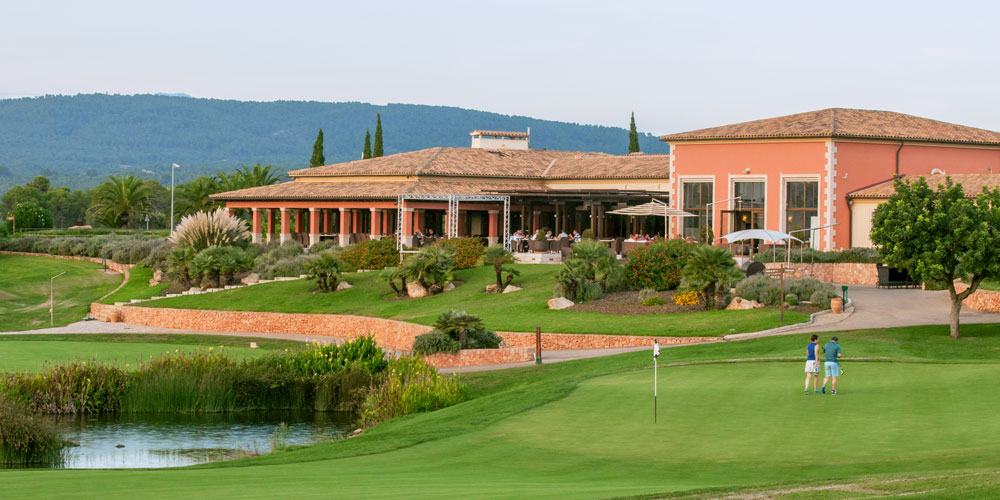 Son Gual property buyers enjoy golf course platz with a club house.