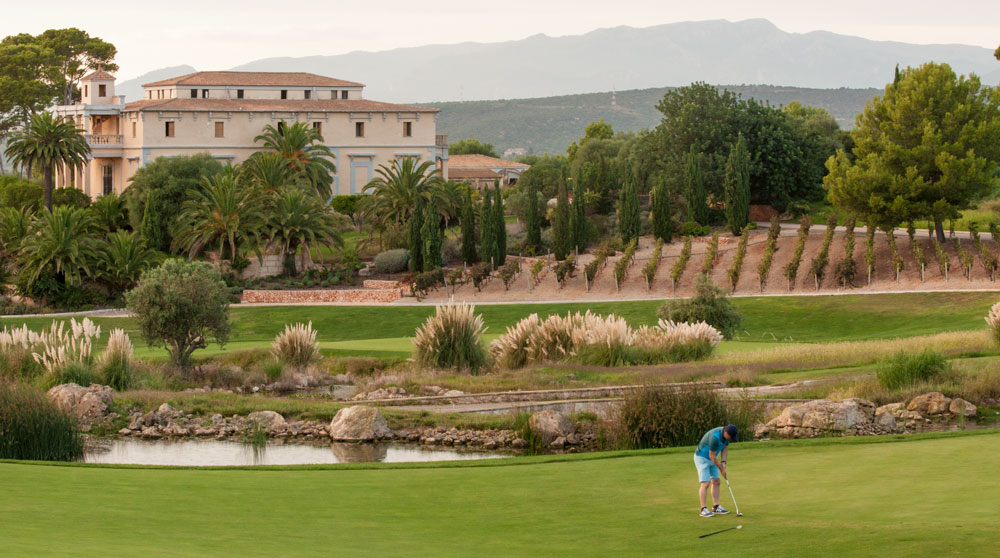 Son Gual property buyers appreciate local golf opportunities.