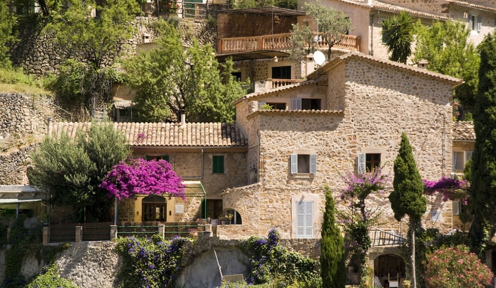 Stone houses of Deia property market.