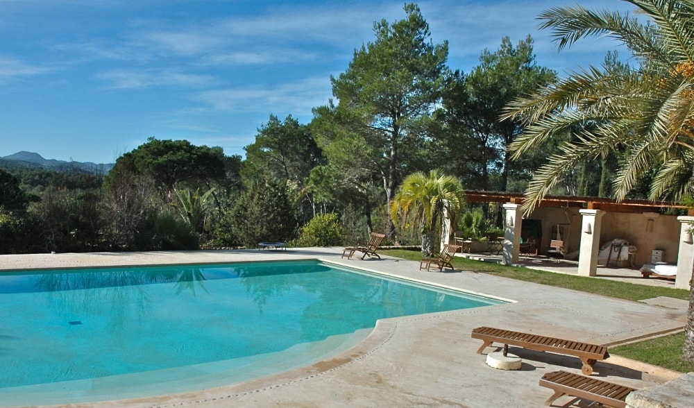Sant Rafael property market offers villas with panoramic views.