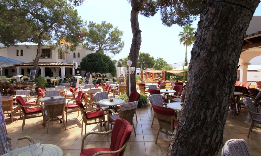 Cala d'Or property buyers enjoy delicious food in local restaurants.