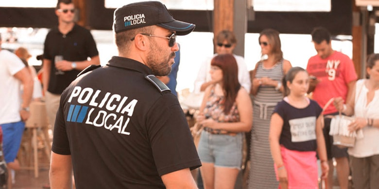 Policia local en una fiesta en la playa