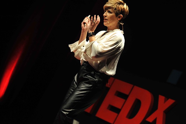 Carla Carvalho Dias lors d'un TEDx Talks ayant pour thème : "Cela vaut-il la peine de payer pour une formation au service client ?"