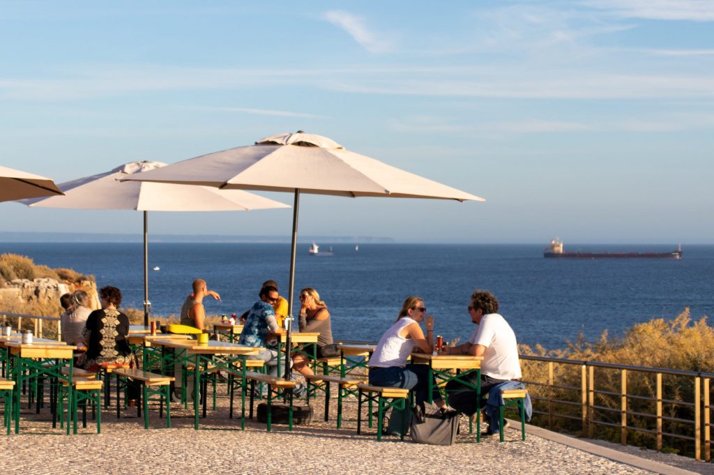 Bar de frente para o mar na Quinta da Bicuda, Cascais, Portugal