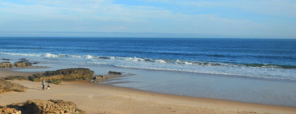 Praia na região de Carcavelos, em Cascais, Portugal