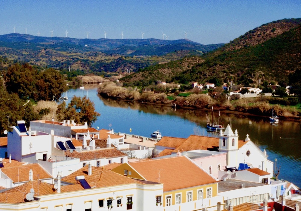 Casas à beira d'água em Alcoutim, Algarve, Portugal