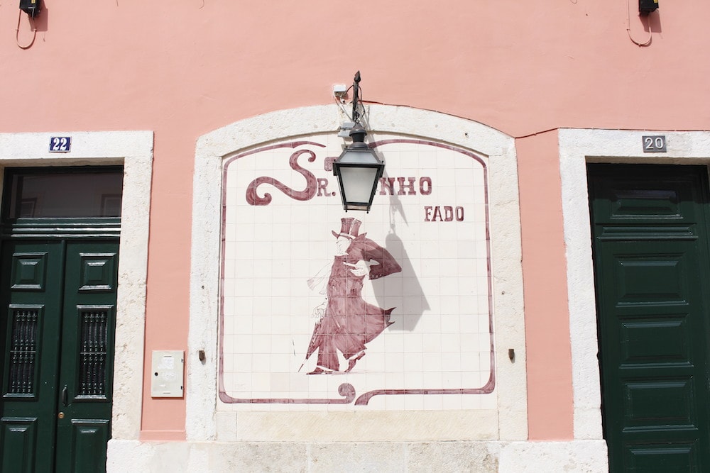 Detalhe nas paredes de um edifício na Lapa, Lisboa