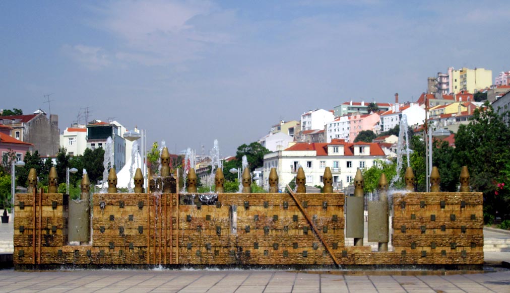 Esculturas numa praça no Martim Moniz