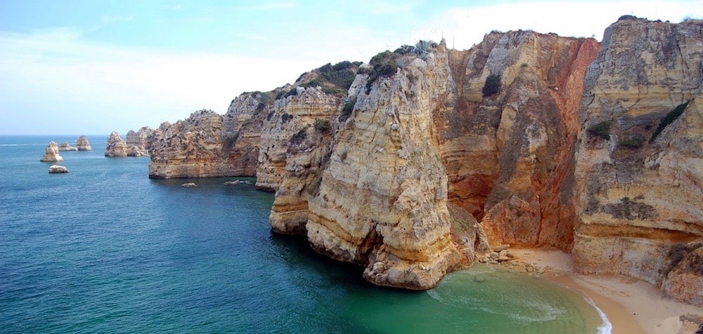 Falésias na praia em Loulé, Algarve, Portugal