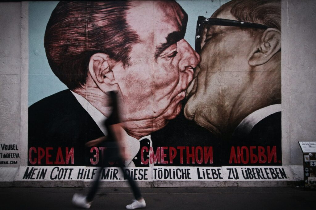 Berühmtes Bild auf der East Side Gallery in Berlin, Deutschland