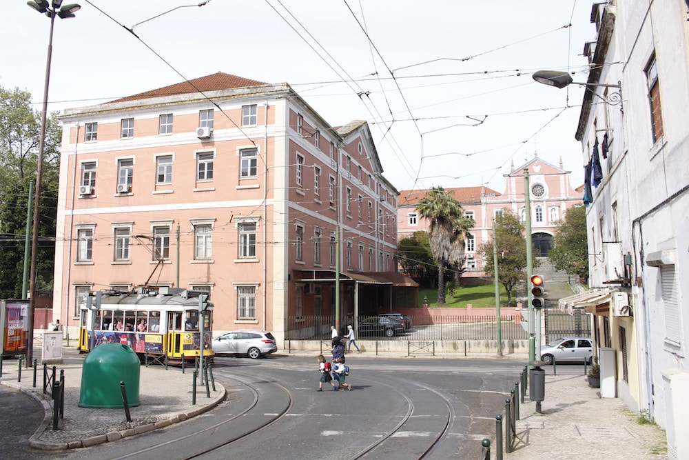 Largo com trilhos do elétrico na Lapa, em Lisboa