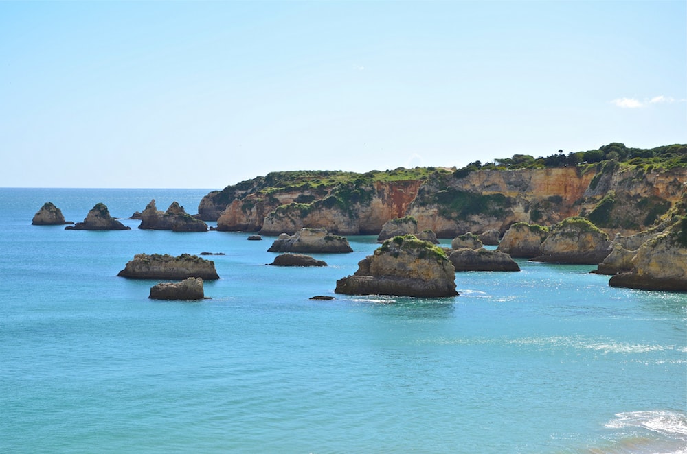 O mar cristalino do Algarve em Portimão, Portugal