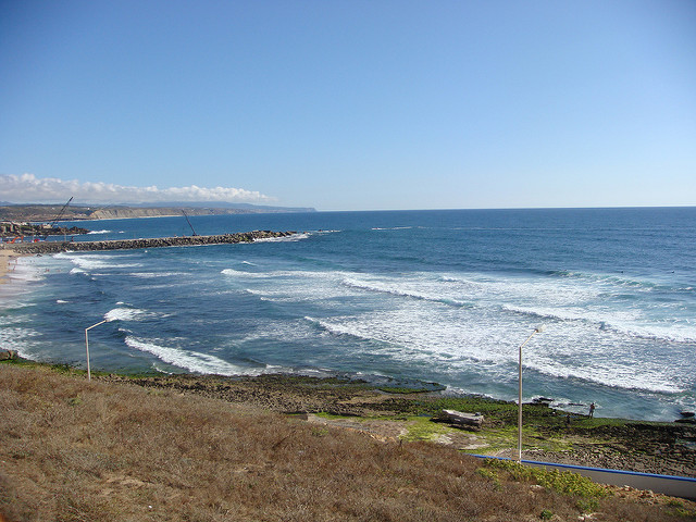 O mar perfeito para o surf de Ericeira, Portugal