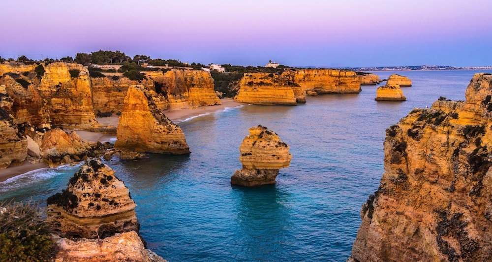 Praias de águas cristalinas ao por do sol em Lagoa, Algarve, Portugal