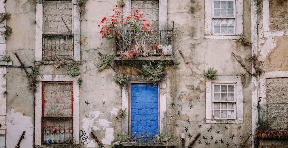 Prédio antigo com flores na fachada na Mouraria, Lisboa, Portugal