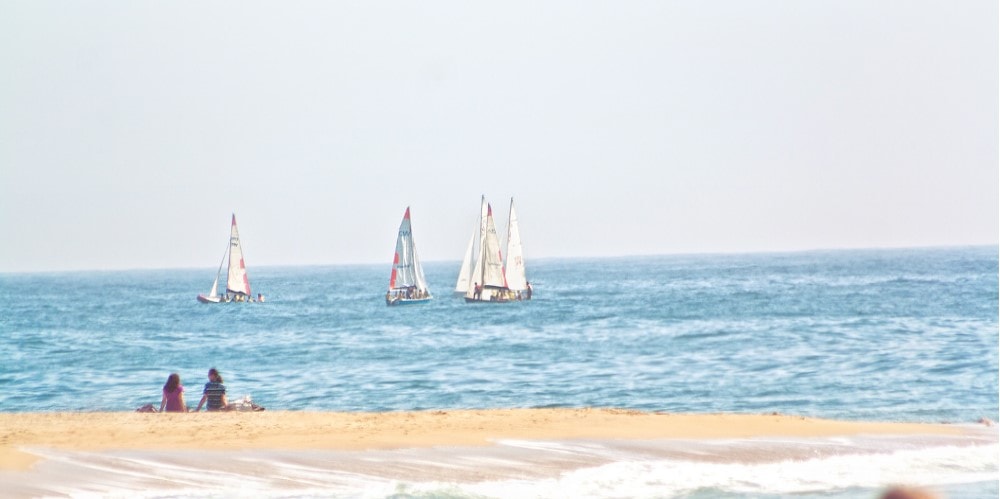 Veleros en las aguas del mar de la Barceloneta, Barcelona, España