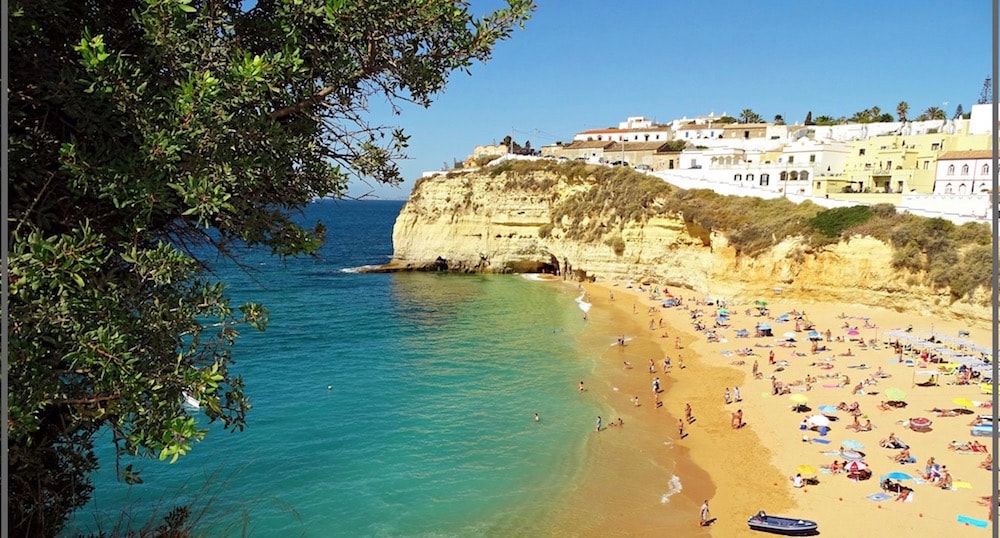 Verão na praia em Lagoa, no Algarve, Portugal