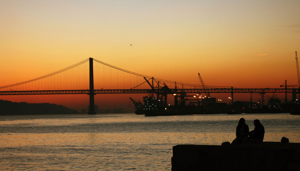 Ponte 25 de Abril vista do Cais do Sodré, em Lisboa, Portugal