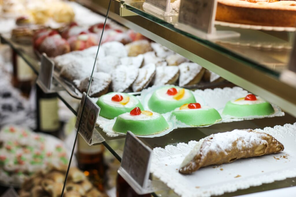 Dolci tipici del sud italia cannolo, cassata, genovese al bancone della pasticceria