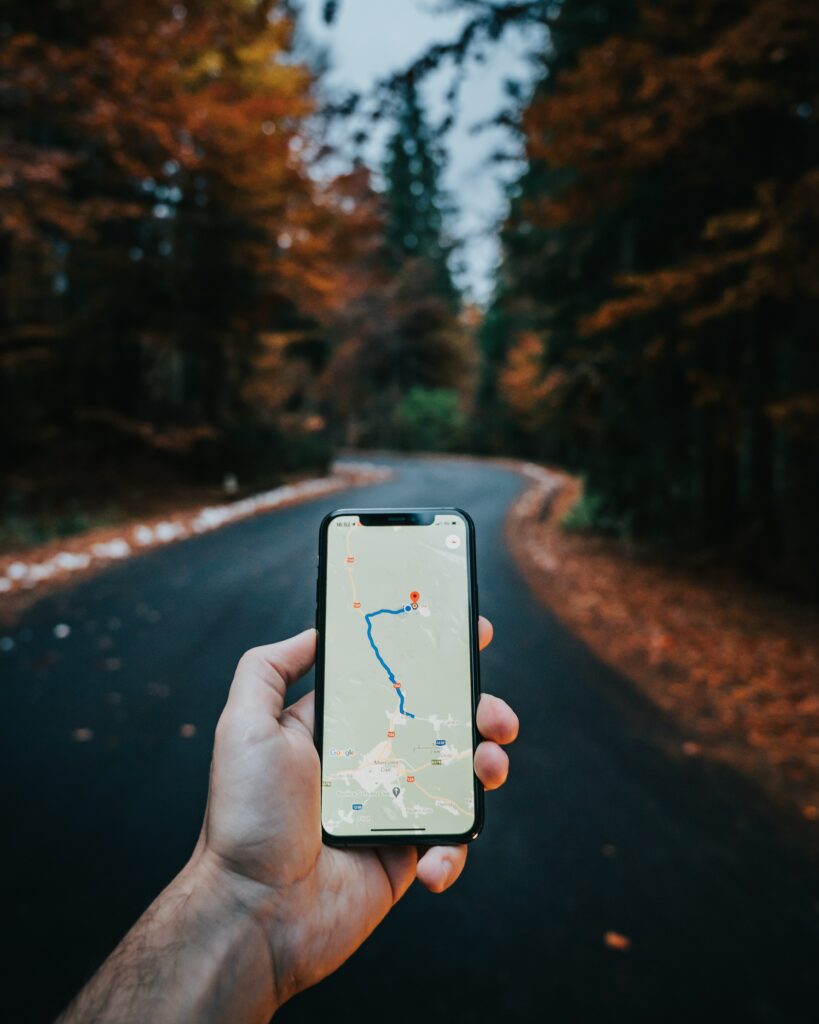 Teléfono móvil con un mapa que muestra. Es importante agregar la ubicación precisa de una propiedad en el portal inmobiliario.