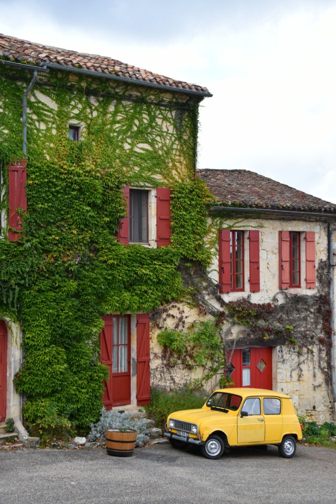 Un village rustique à l'extérieur de Bordeaux affiche sa merveilleuse palette de couleurs pour les cyclistes de passage