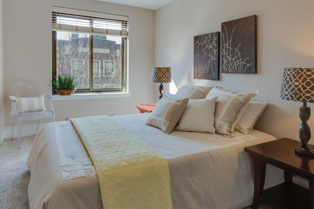 Schlafzimmer eines Hauses, das Home Staging durchlaufen hat