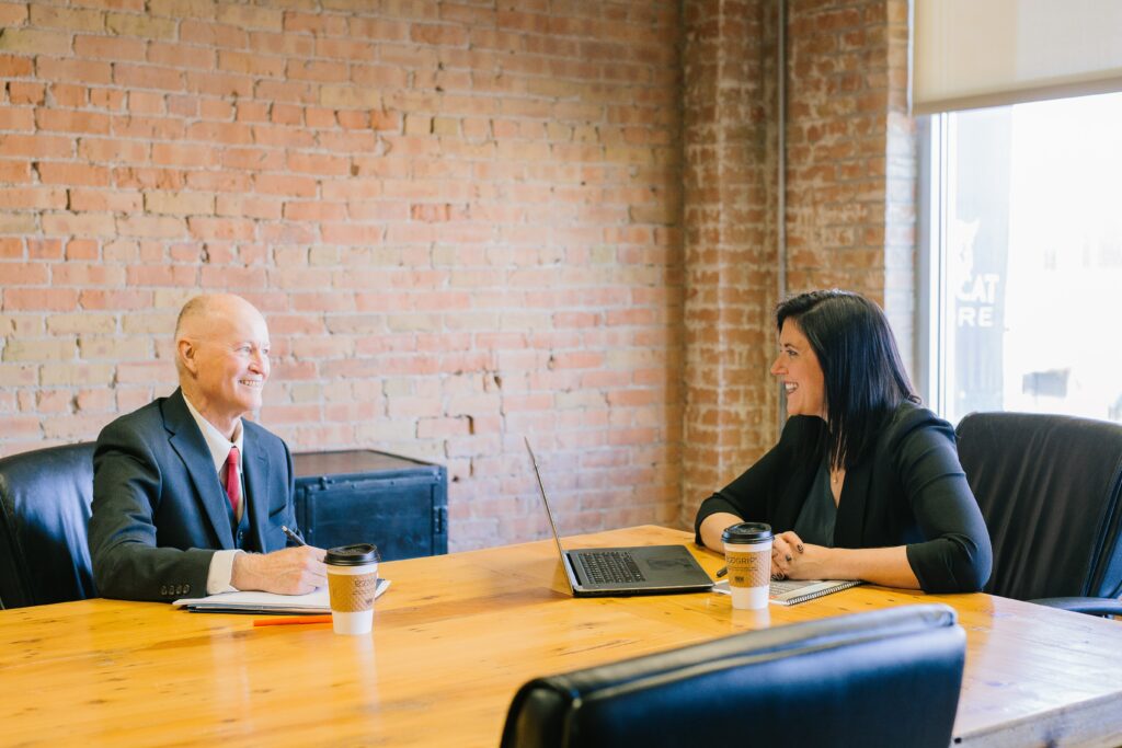Asociarse con bufetes de abogados para obtener clientes potenciales inmobiliarios
