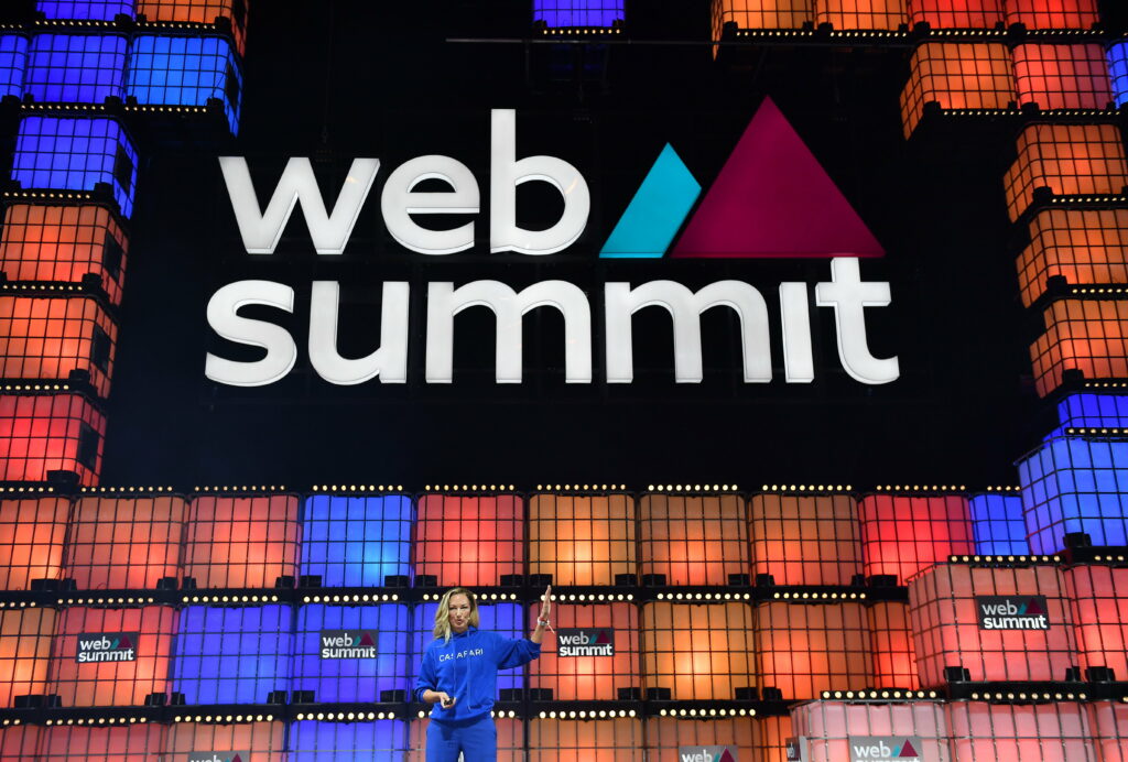 Mila Suharev no palco central do Web Summit 2022 na noite de abertura