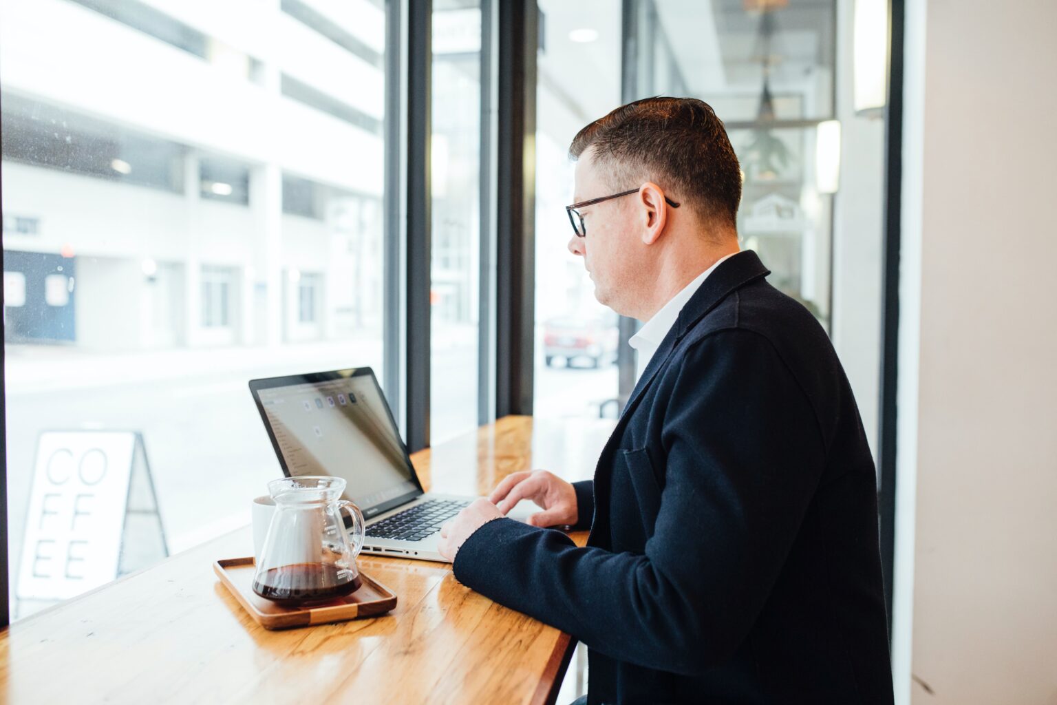 Estate agent monitoring his competitors' portfolio